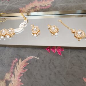 Choker set with white pearl